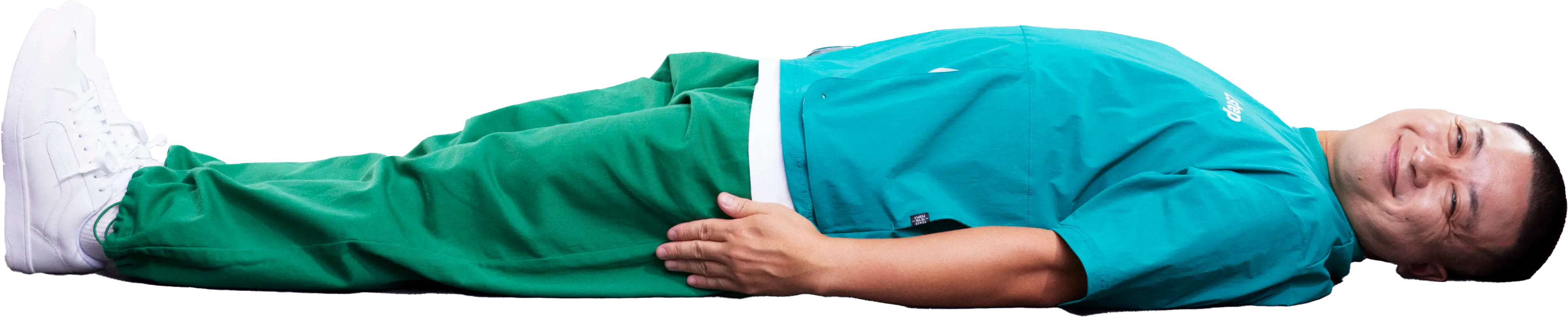 横になっている松尾